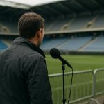 Peter Vandenbempt in stadionomgeving tijdens een interviewmoment