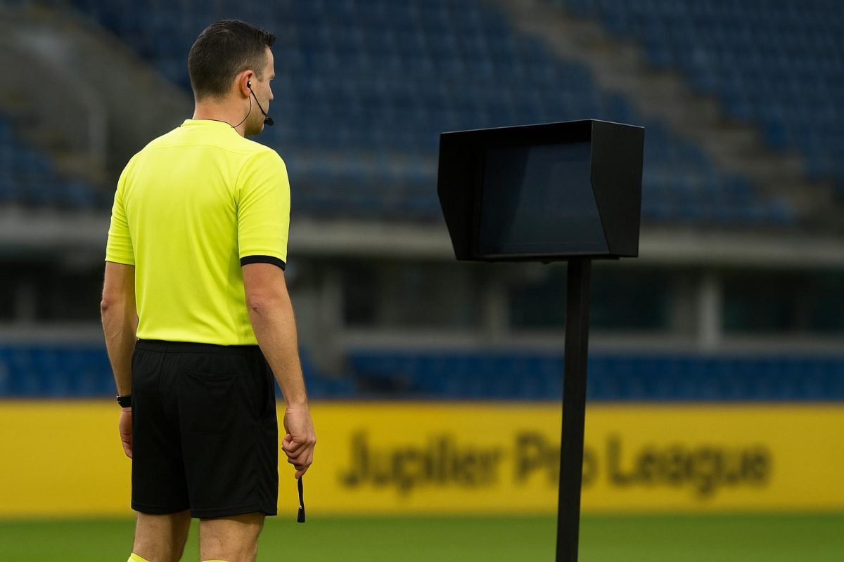 Jonathan Lardot geeft uitleg over discutabele fases en VAR-beslissingen in de Jupiler Pro League