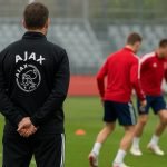 Kiki Musampa in Ajax-context op het trainingsveld, zonder herkenbare gezichten.