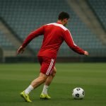 Mika Godts van Ajax tijdens een training op het veld