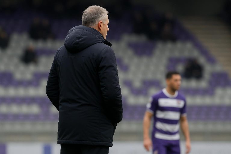 Thorsten Fink langs de zijlijn tijdens een wedstrijd