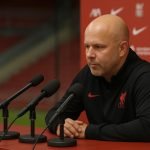 Arne Slot tijdens een persmoment als Liverpool-manager in aanloop naar de Champions League-wedstrijd tegen Galatasaray