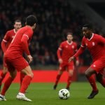 Spelers van Standard vieren op het veld van Zulte Waregem na een late 0-1 zege