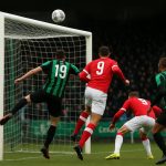 Wedstrijdbeeld bij Cercle Brugge tegen Dender met focus op het doel en het doelhout
