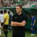 De scheidsrechter onderbreekt Elche–Espanyol en activeert het antiracismeprotocol aan de zijlijn.