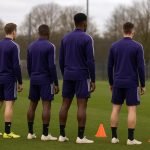 Training van RSC Anderlecht met focus op centrale verdedigers op het oefenveld