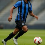 Christos Tzolis in actie voor Club Brugge tijdens een wedstrijd