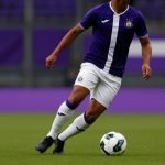 Lucas Biglia in Anderlecht-context met coachstaf op de achtergrond