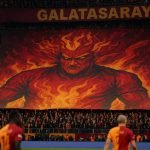 Victor Osimhen kijkt richting tribune van Galatasaray voor de match tegen Liverpool