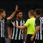 Spelers van Sporting Charleroi protesteren bij de scheidsrechter tijdens het duel met Club Brugge.
