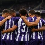 Spelers van RSC Anderlecht vieren een moment in het Lotto Park