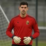 Thibaut Courtois op training, met keepershandschoenen en doel op de achtergrond