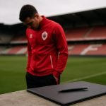Dennis Praet in Antwerp-context tijdens een training, met de Bosuil op de achtergrond.