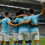 Spelers van Olympique Marseille vieren in het Vélodrome na een late goal tegen Olympique Lyon.
