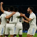 Spelers van Real Madrid vieren een doelpunt in een Champions League-wedstrijd, met onherkenbare gezichten.
