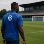 Moussa Ndiaye in Schalke 04-trainingskledij tijdens een oefensessie