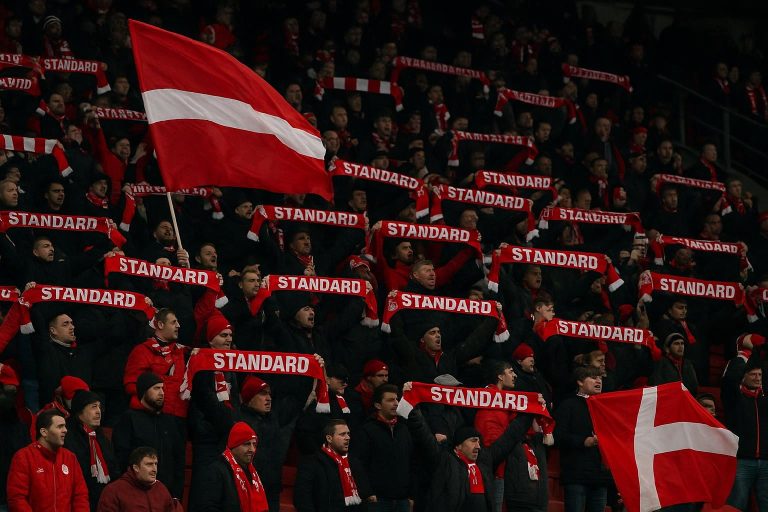 Supporters van Standard Luik in de tribunes van Sclessin tijdens een wedstrijd, zonder herkenbare gezichten.