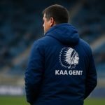 Rik De Mil coacht KAA Gent langs de zijlijn richting de match tegen Zulte Waregem