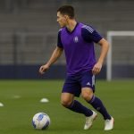 Nathan De Cat van RSC Anderlecht in wedstrijduitrusting tijdens een moment van focus op het veld