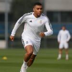 Een Real Madrid-speler op training terwijl de ploeg wacht op nieuws over Mbappé