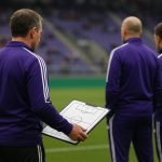Jérémy Taravel van RSC Anderlecht langs de zijlijn tijdens een trainingsmoment