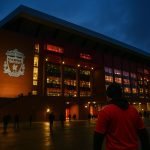 Avondsfeer rond Anfield, het stadion van Liverpool, in aanloop naar een wedstrijd.