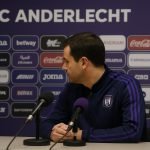 Trainingmoment bij RSC Anderlecht met focus op de defensiepositie tijdens een blessure-update.
