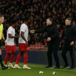 Onrustige sfeer in het stadion na Charleroi – Club Brugge met voorwerpen langs de zijlijn