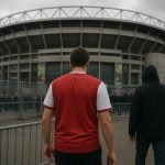 Omgeving rond een WK-stadion met neutrale signalisatie, zonder herkenbare personen