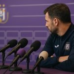 Besnik Hasi tijdens een persmoment in de context van RSC Anderlecht