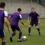 Joël Kana van RSCA Futures op training, gefotografeerd vanop afstand zonder herkenbare gezichten.