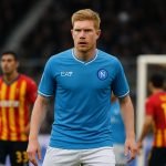 Kevin De Bruyne neemt een hoekschop voor Napoli in het Stadio Diego Armando Maradona