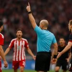 Spelmoment in Bayern München tegen Bayer Leverkusen met de scheidsrechter op de voorgrond