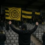 Supporters op de tribune in het Daknamstadion van KSC Lokeren