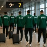 Spelers van Irak stappen richting gate voor de reis naar Mexico, zonder herkenbare gezichten.