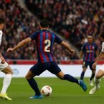 Spelmoment uit FC Barcelona tegen Sevilla met spelers in duel in het strafschopgebied