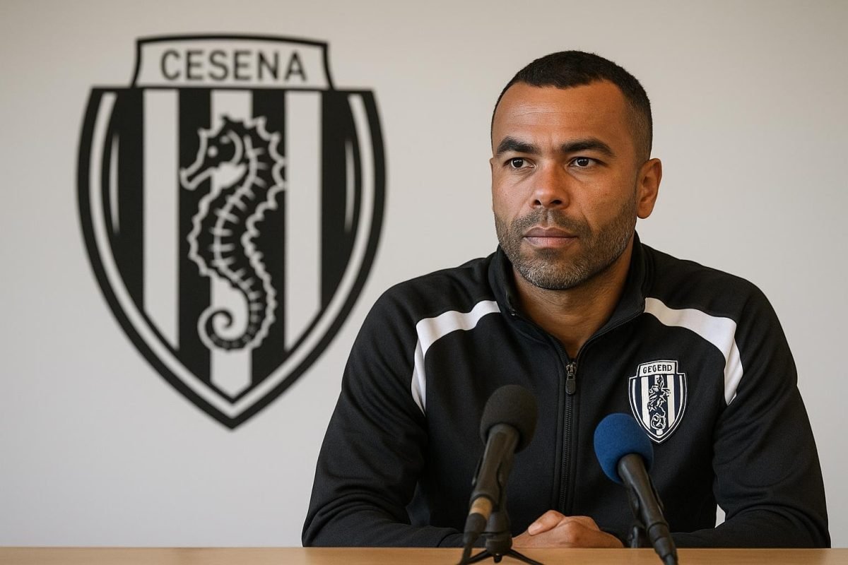 Ashley Cole bij zijn voorstelling als hoofdtrainer van Cesena