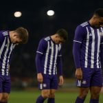 Spelers van RSC Anderlecht balen op het veld in het AFAS Stadion na de late nederlaag tegen KV Mechelen