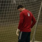 Vincent Kompany langs de zijlijn bij Bayern München met bezorgde blik