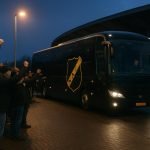 De spelersbus van NAC Breda bij aankomst, met supporters op de achtergrond