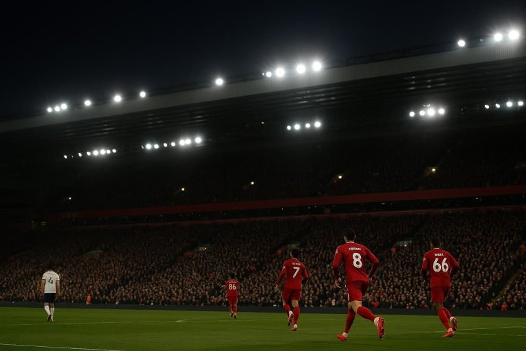 Sfeershot rond Anfield tijdens Liverpool tegen Tottenham, met focus op spanning langs de zijlijn