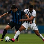 Spelers van Sporting Charleroi en Club Brugge vechten een duel uit tijdens de wedstrijd.