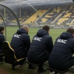 Sfeerbeeld rond de trainersbank van NAC Breda in een gespannen context