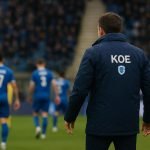 Coach Nicky Hayen van KRC Genk langs de zijlijn tijdens een wedstrijd