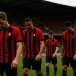 Teleurgestelde spelers van Standard na een gemiste kans tijdens een wedstrijd