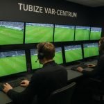 VAR-werkomgeving met monitors in Tubize tijdens een speeldag met gelijktijdige wedstrijden