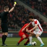 Spelmoment uit Royal Antwerp FC tegen Standard Luik met een tackle die tot een tweede gele kaart leidde.