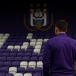 Stadionbeeld in Brusselse context met Anderlecht-sfeer tijdens transferperiode