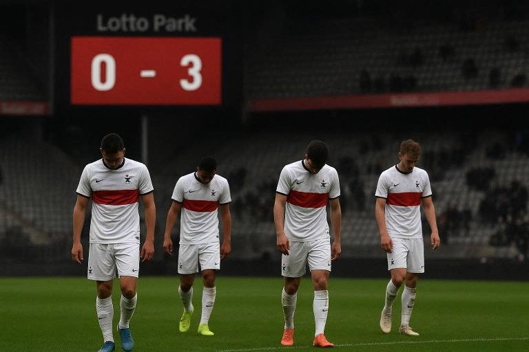 Teleurgestelde OH Leuven-spelers in het Lotto Park na de 5-1-nederlaag tegen Anderlecht