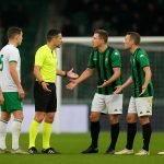 Spelmoment in Cercle Brugge tegen La Louvière na een betwiste penaltyfase met VAR-context